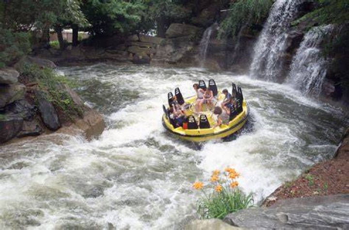 Discover the Thrill of Six Flags' White Water Rides