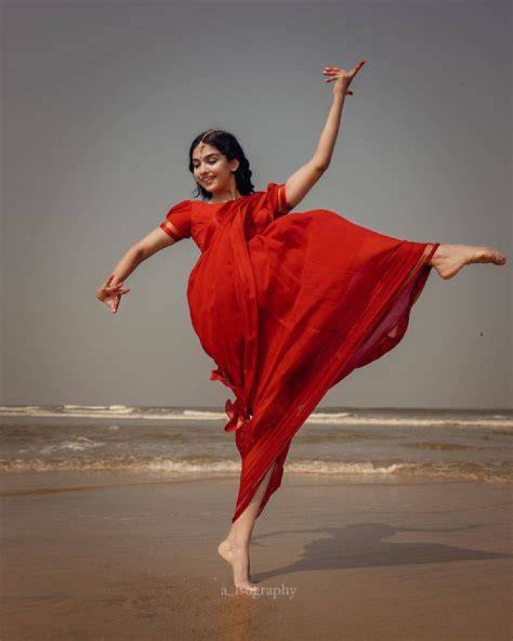 Discovering the Height of Mamitha Baiju in Feet