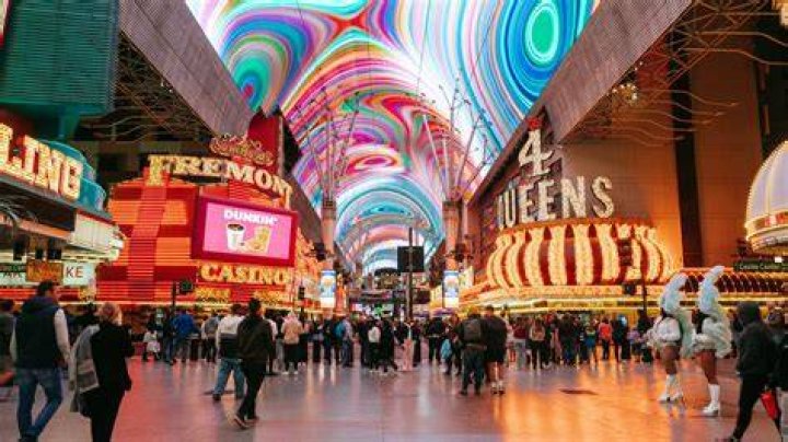 Experience the Glamour of Vegas in 4K: A Journey Through the Neon City