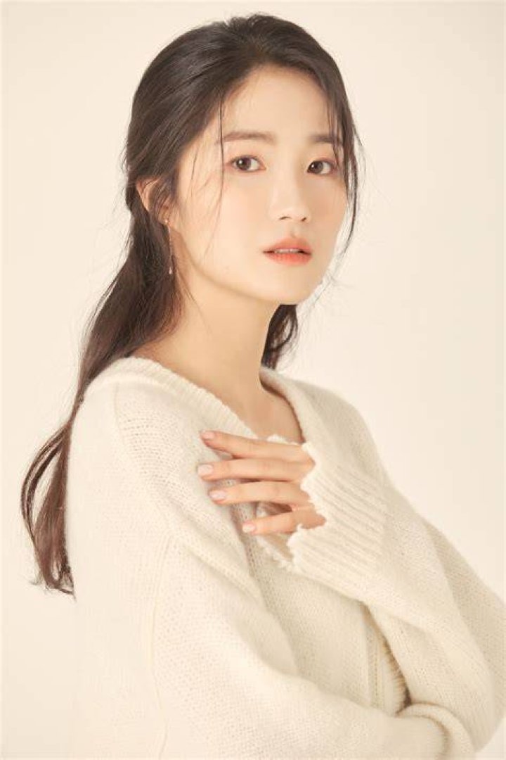 Kim Hye-Yoon: The Rising Star of Korean Entertainment
