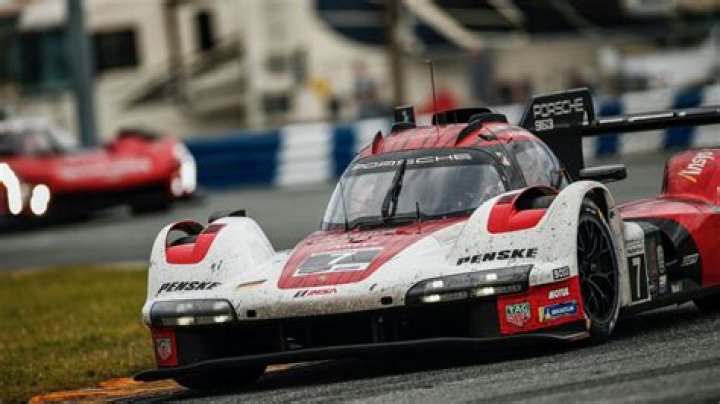 Sebring Race Spectacle: The No. 7 Penske Porsche 963's Unstoppable Journey