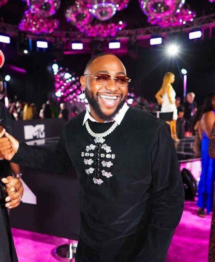 The Unveiling of Davido's Height in Inches: A Closer Look at the Star