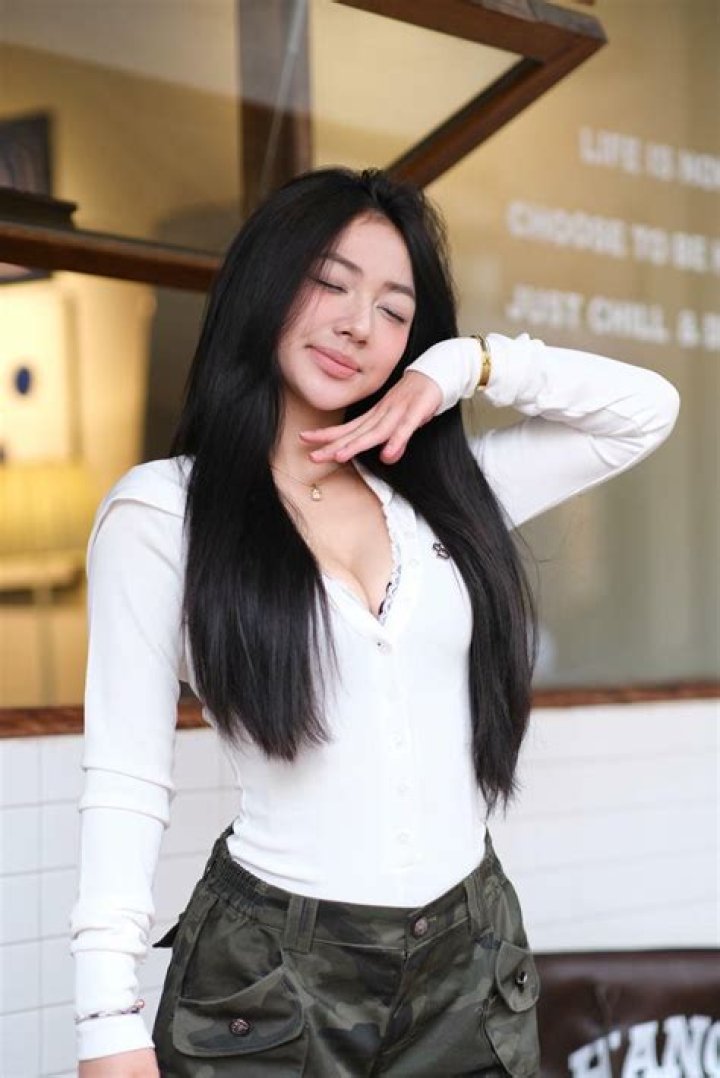 Trần H&agrave; Linh: The Journey of Laughter and Fame on Stage and Beyond